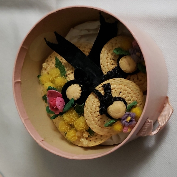 Vintage Crochet Hat Brooch and Earrings Set - Picture 4 of 5